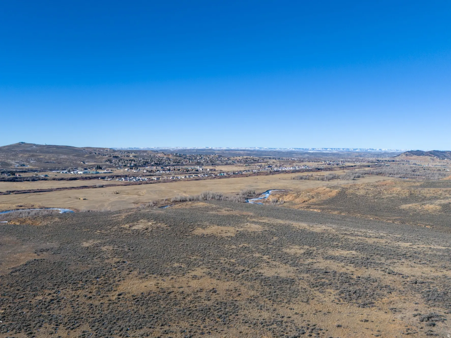 Overview of rural landscape featuring mountains and a desert landscape