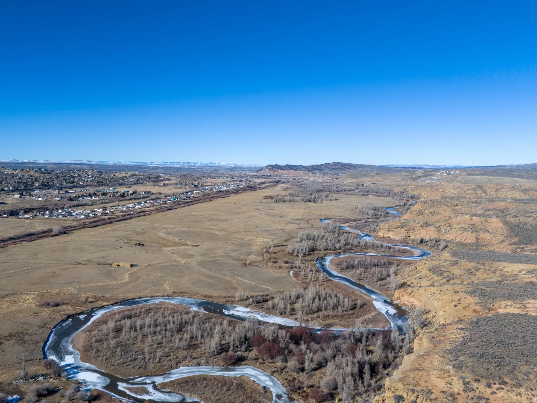 Overview of rural landscape featuring a desert landscape and a mountain backdrop