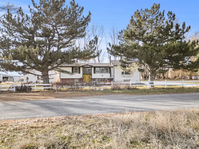 Bi-level home featuring a fenced front yard