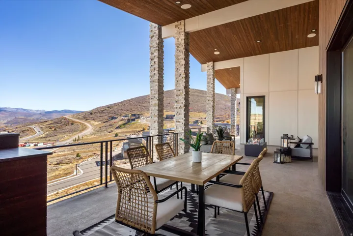 Balcony with a mountain view and outdoor dining area