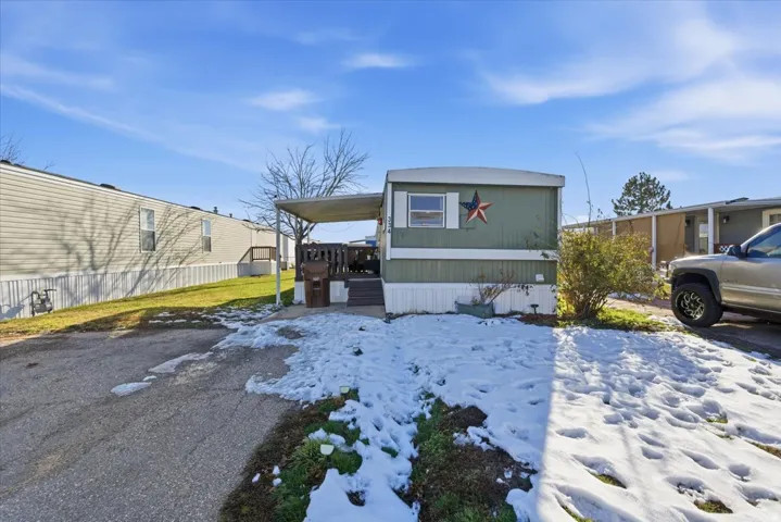 Manufactured / mobile home with a deck