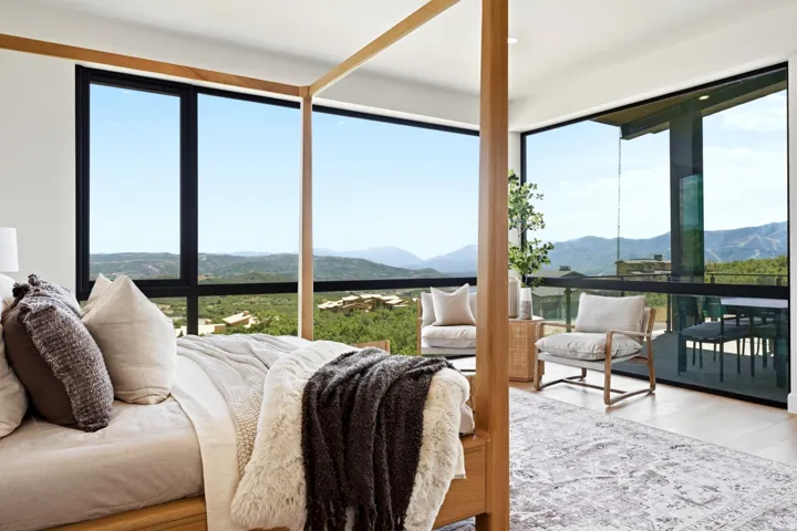 Light-filled room featuring expansive floor-to-ceiling windows, wood-finish flooring, and a recessed ceiling
