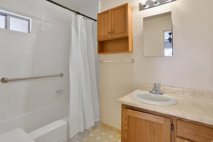 Full bath with vanity and shower / tub combo