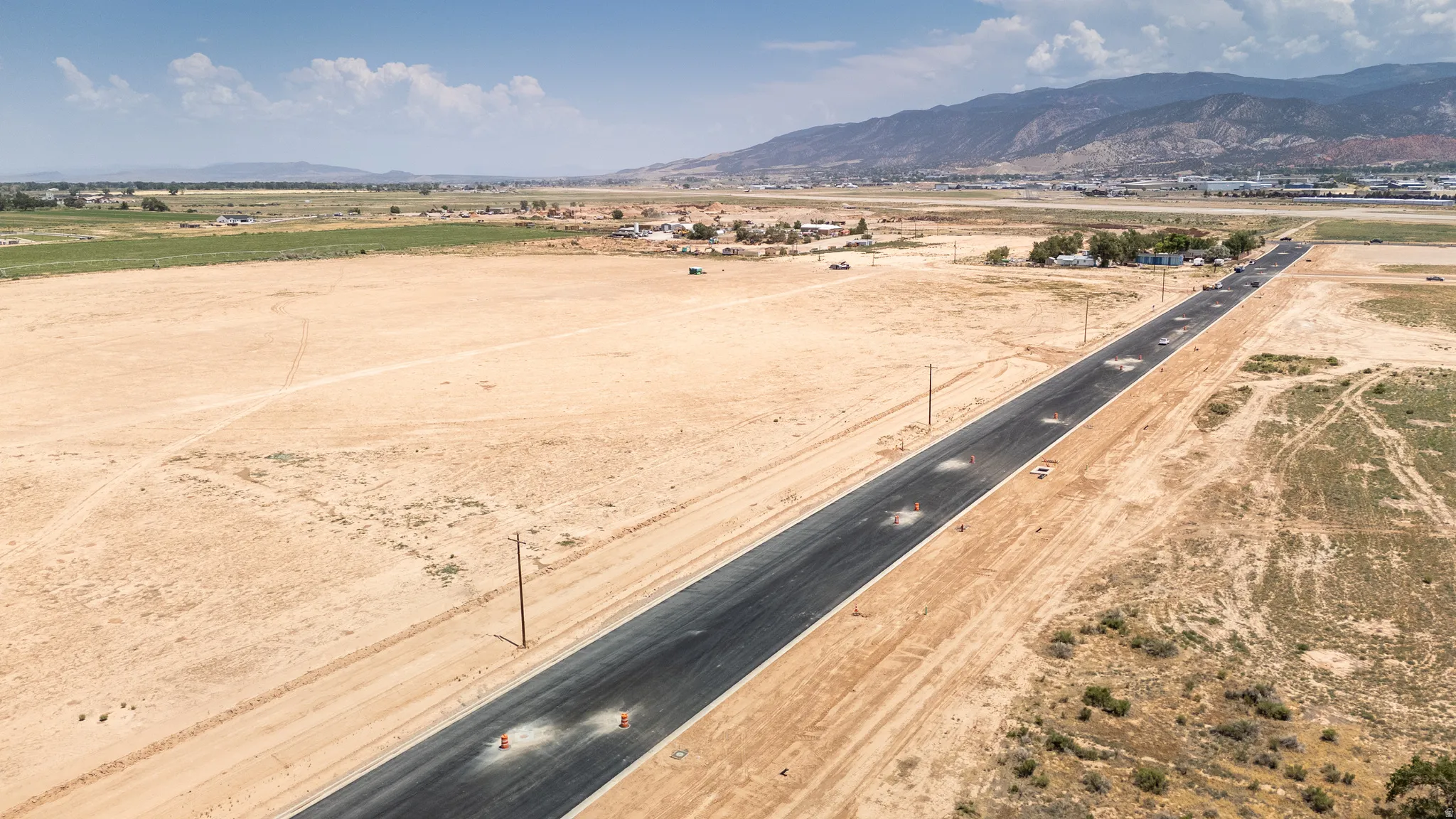 Overview of rural landscape featuring mountains and a desert landscape