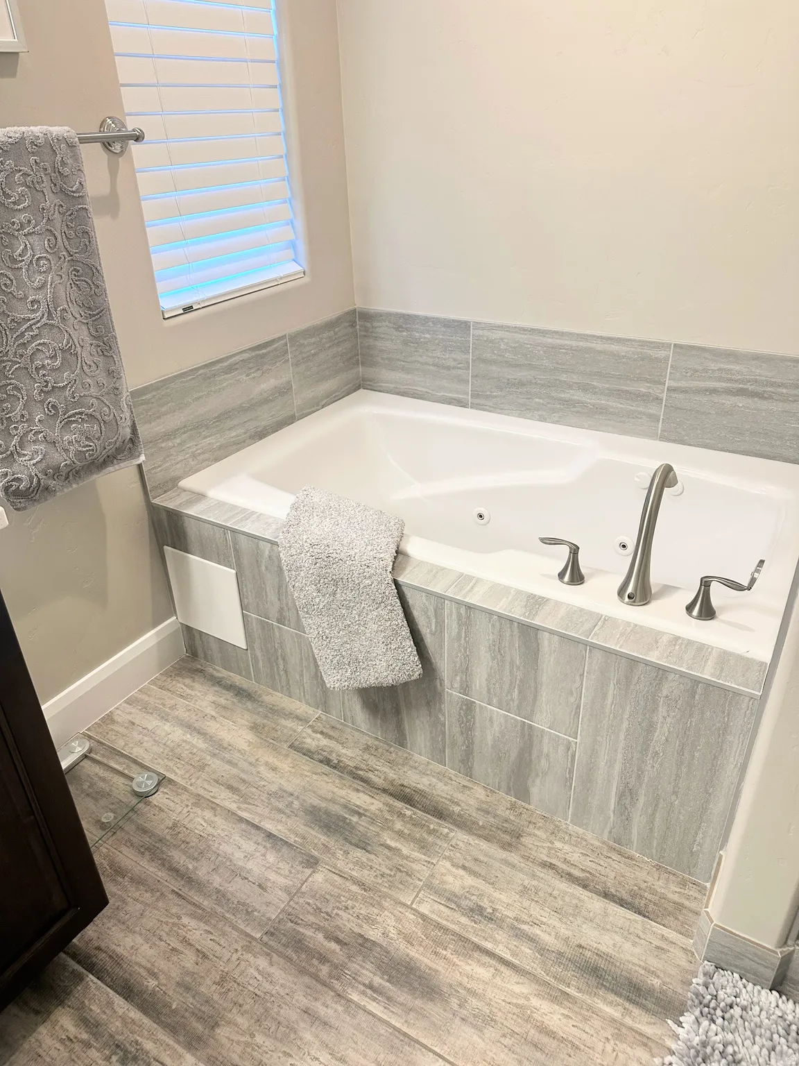 Bathroom featuring a whirlpool tub and baseboards