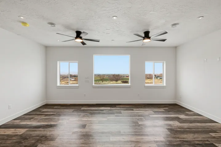 Large family room great for entertaining