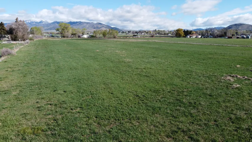 View of home's community with a mountain view and a view of countryside