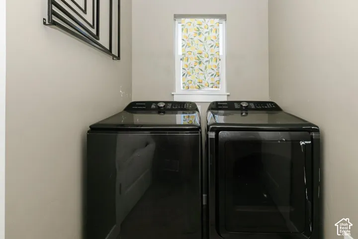 Washroom with washer and dryer