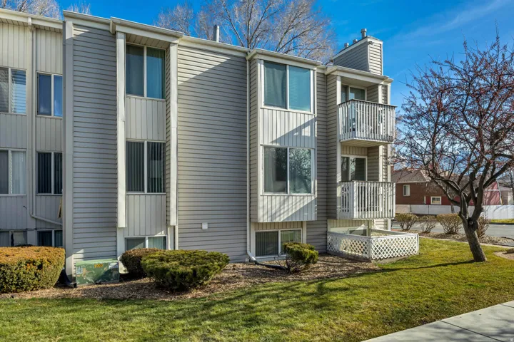 View of apartment building / complex