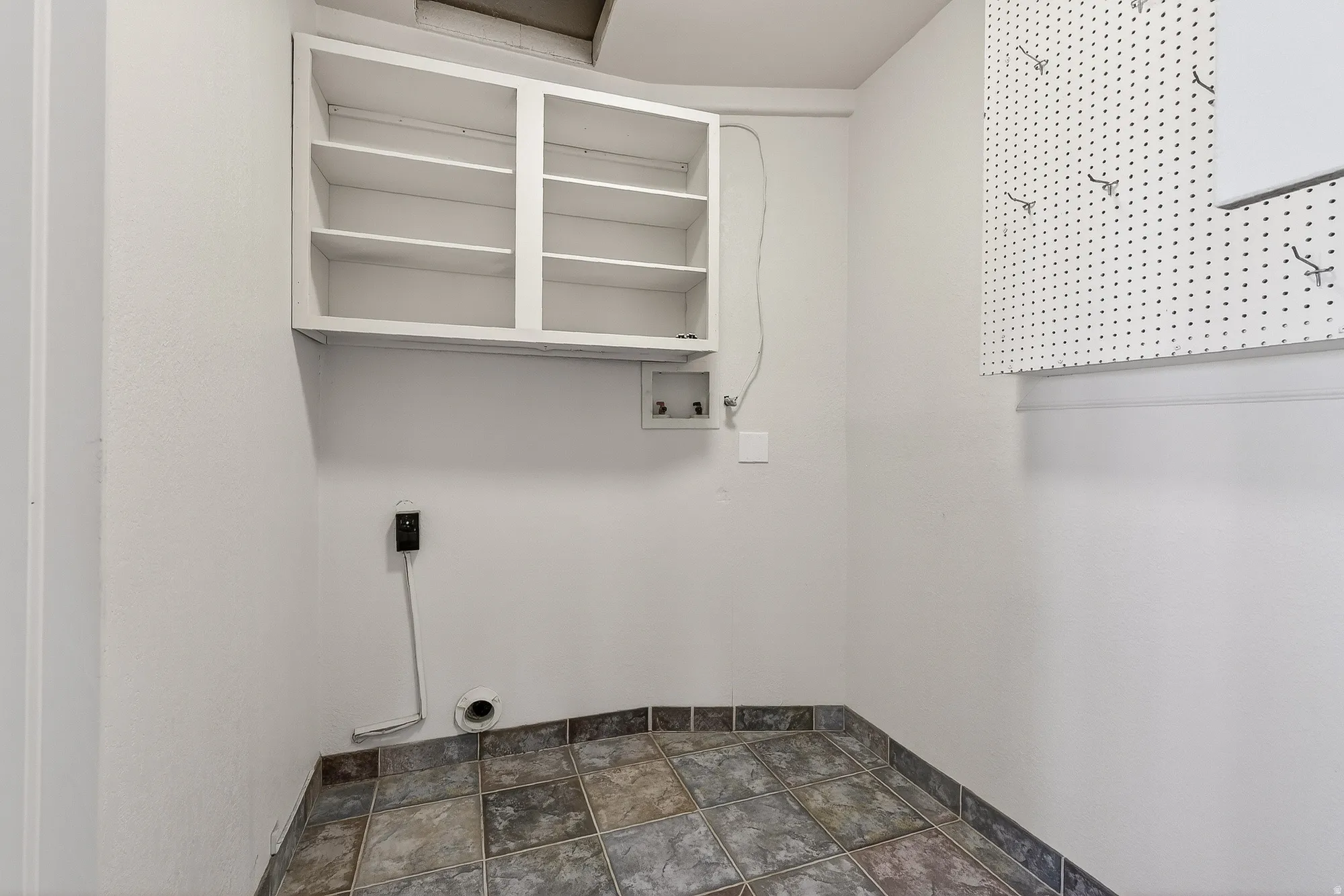 Washroom featuring hookup for a washing machine and baseboards
