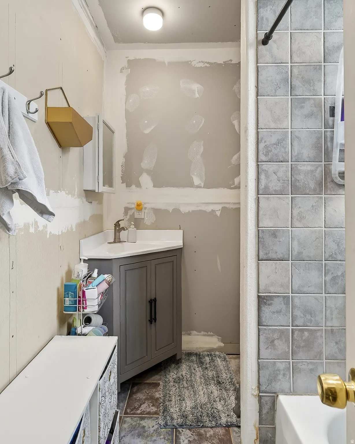 Full bath with vanity and shower / bath combo