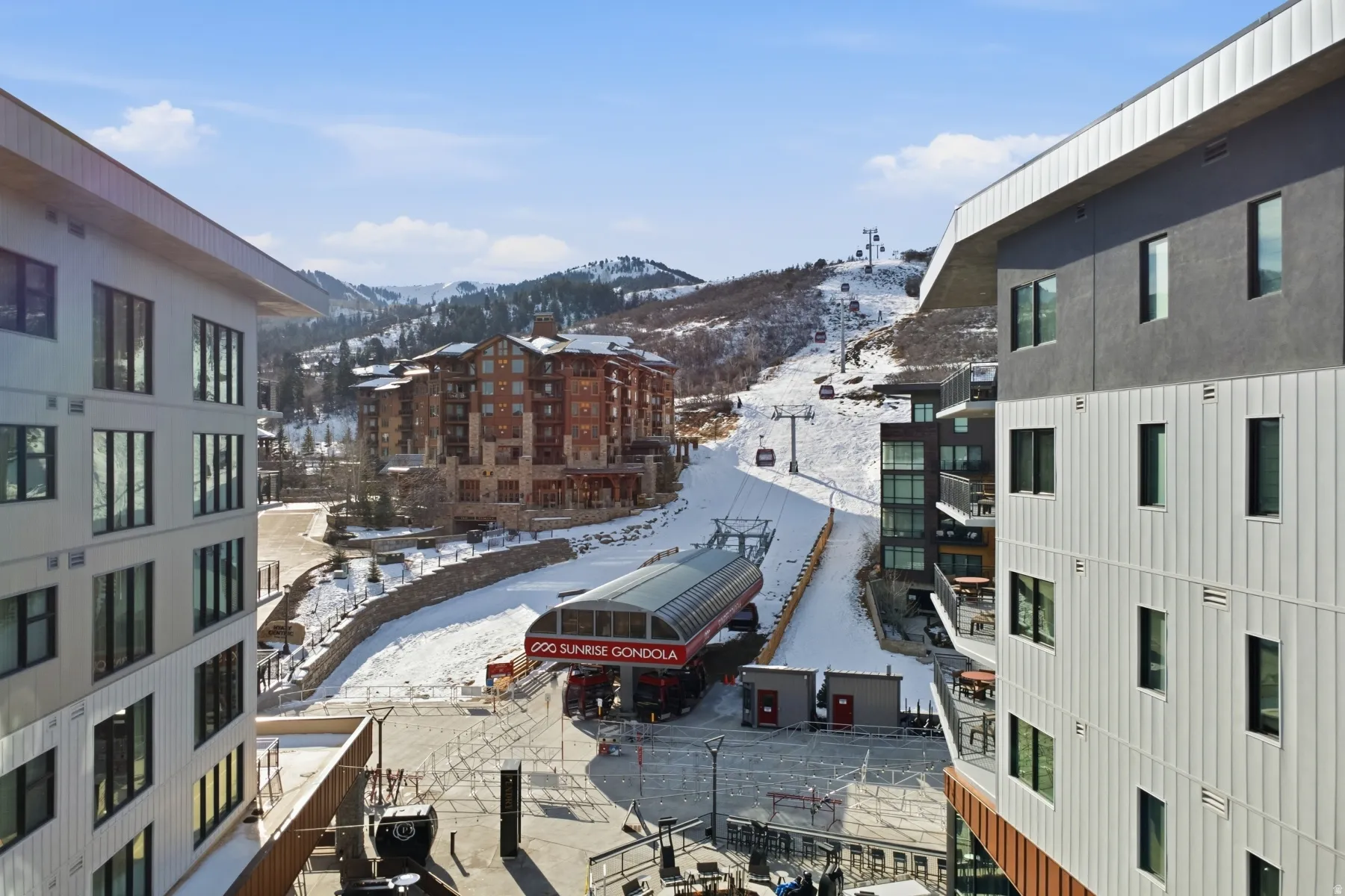 City view with a mountain backdrop