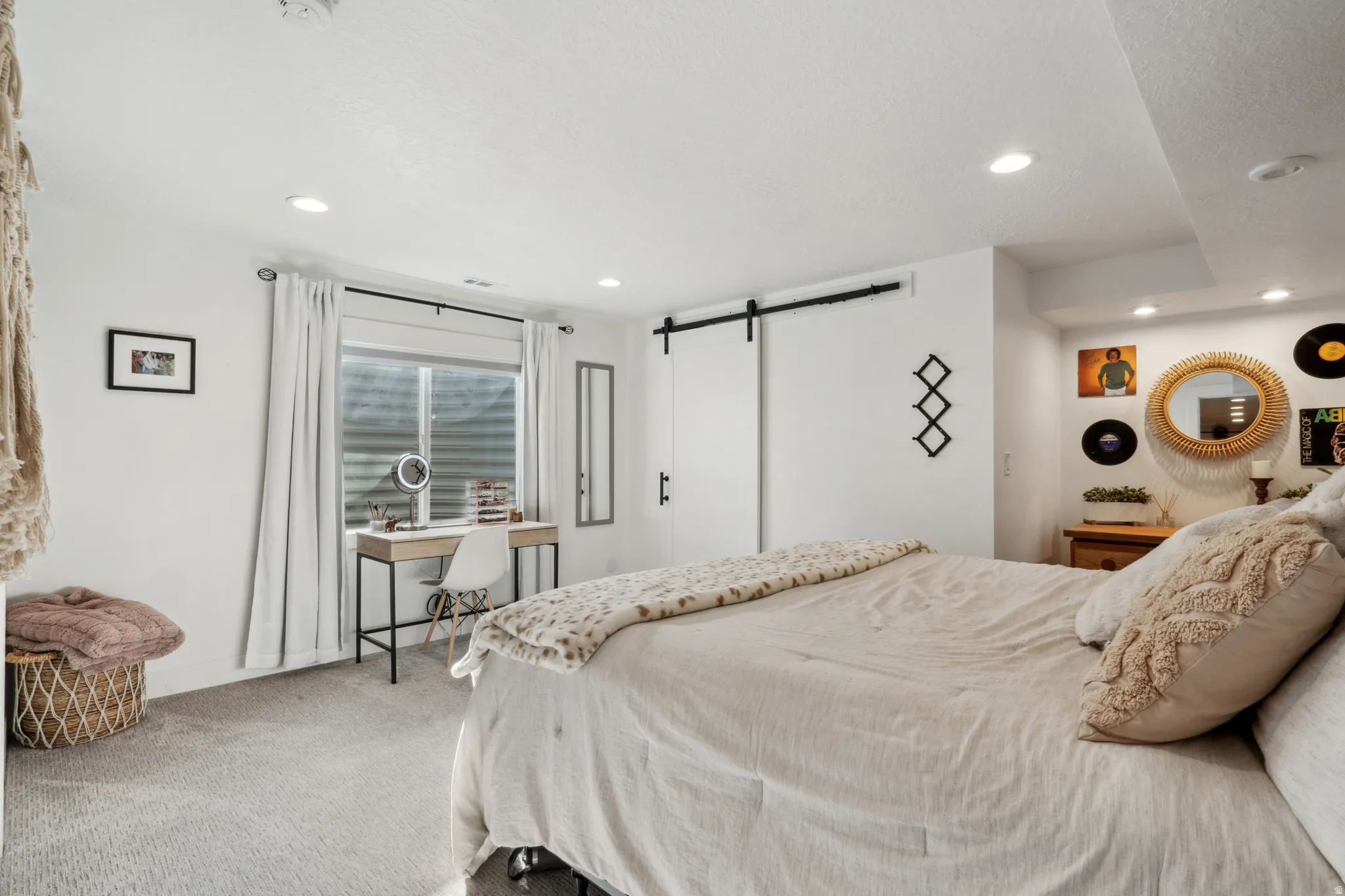 6th bedroom featuring a barn door, carpet, and recessed lighting