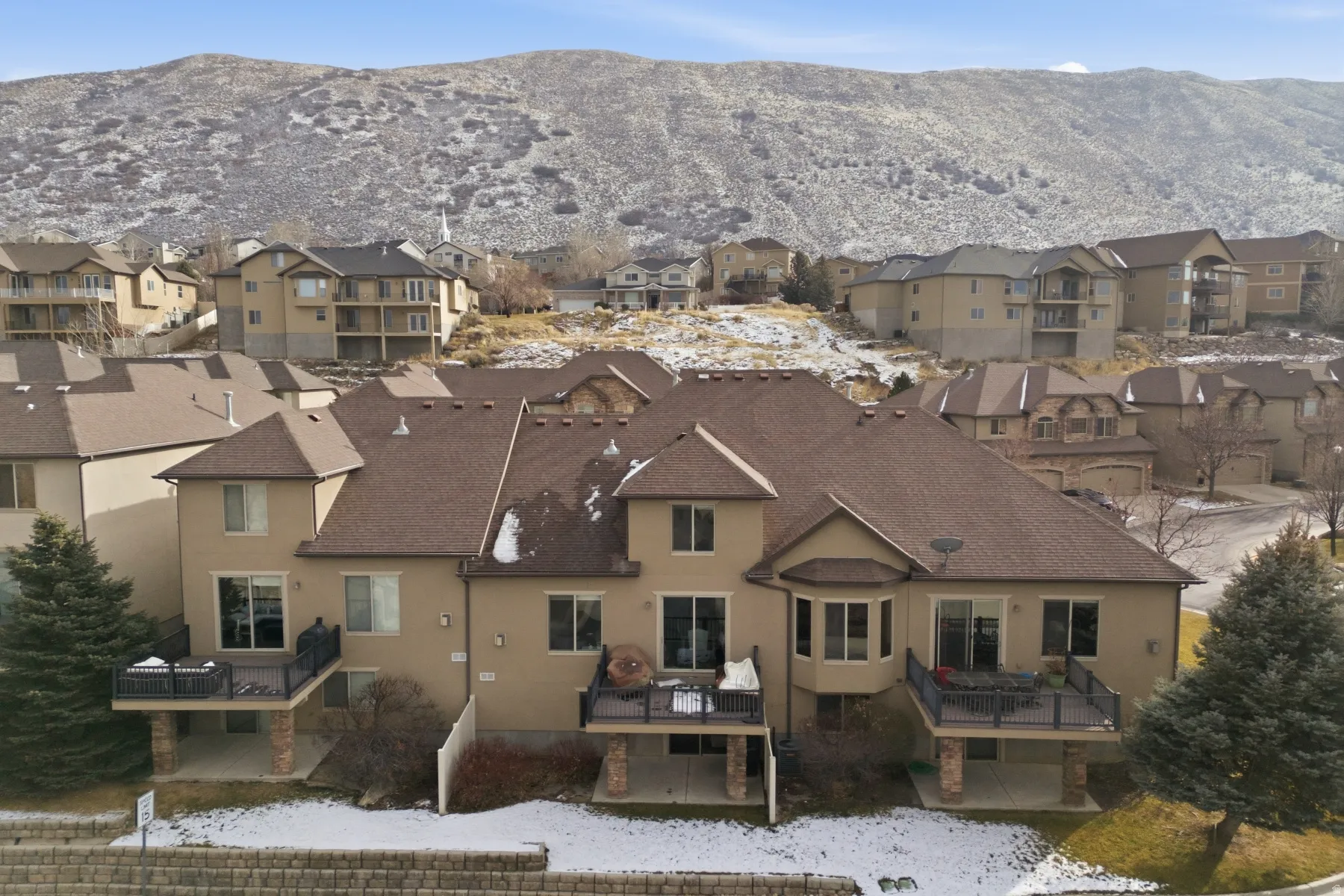 Snowy aerial view featuring a mountain view