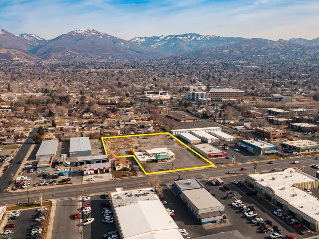 Aerial view of property's location featuring a mountainous background and property parcel outlined