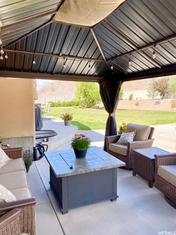 View of patio / terrace with outdoor lounge area