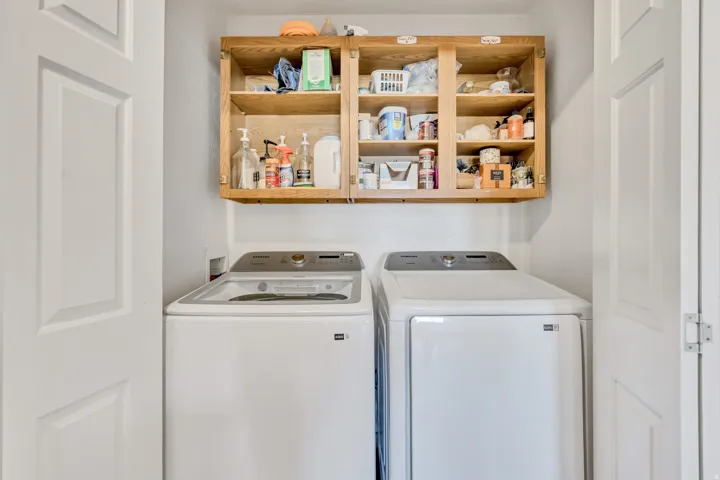 Washroom with independent washer and dryer