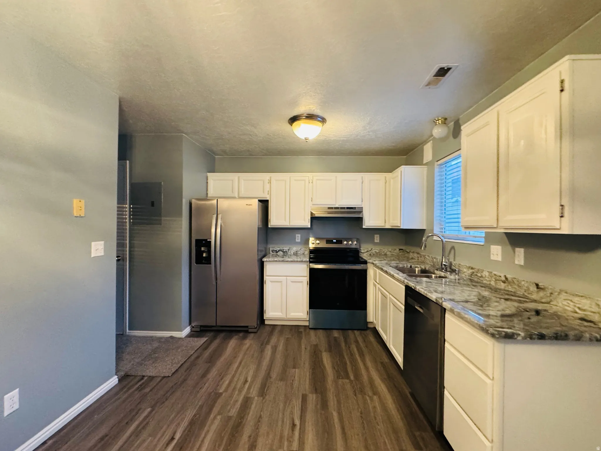 Updated Kitchen with Granite Counter tops & New Stainless Appliances
