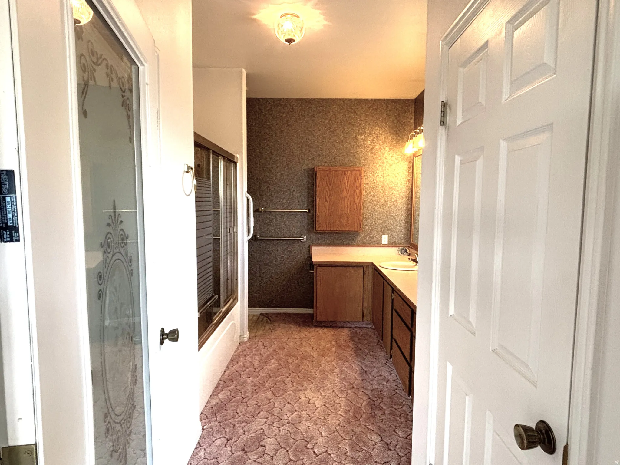 Full master bath.