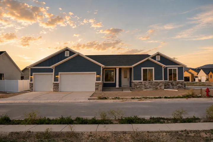Contemporary ranch-style residence featuring a dark blue facade with horizontal siding