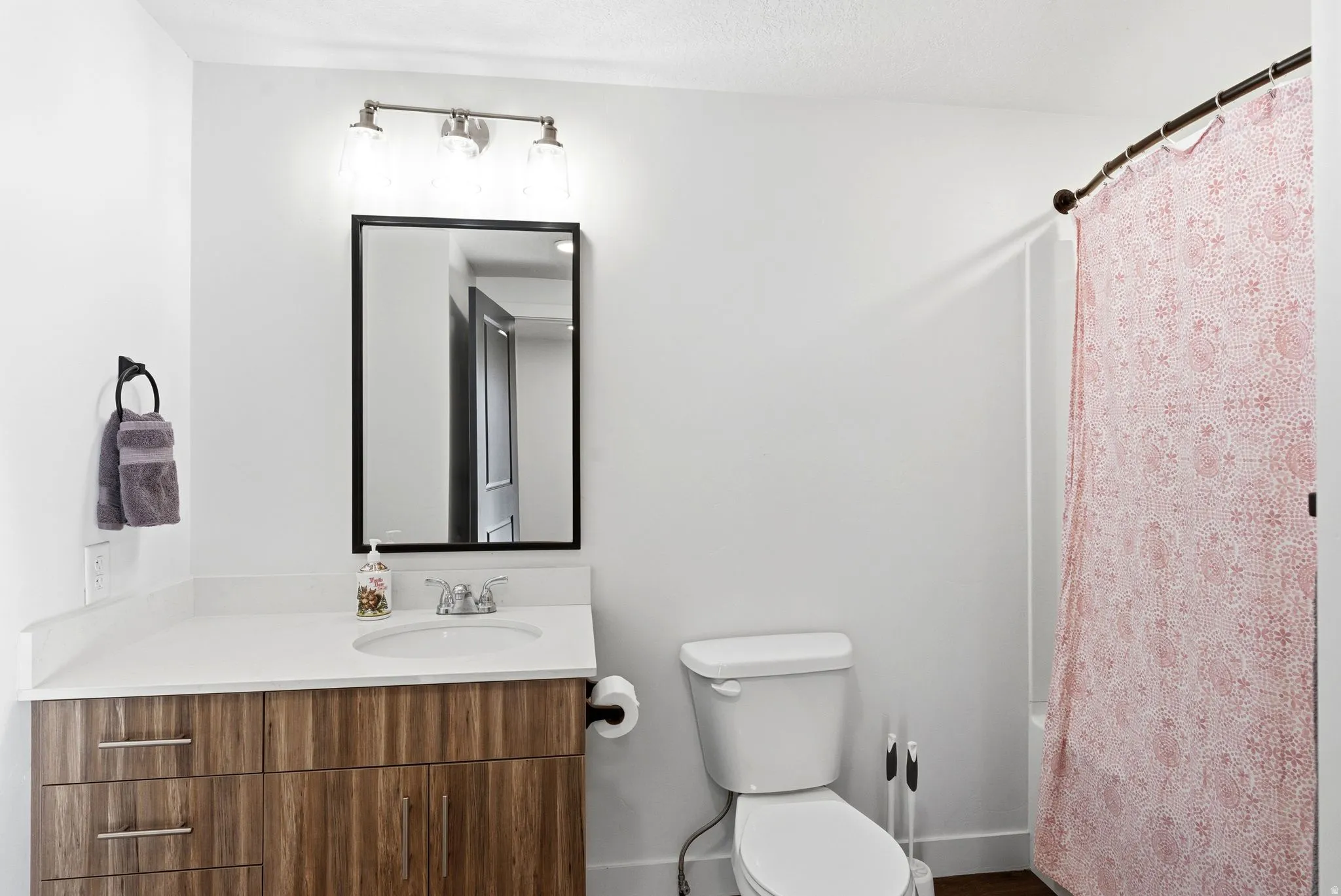 Bathroom with vanity and shower / bathtub combination with curtain