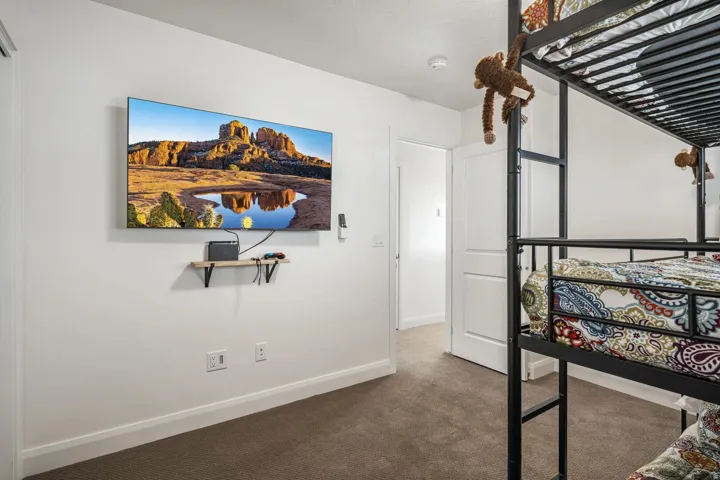 Bunk Room with 2 Closets and a TV!