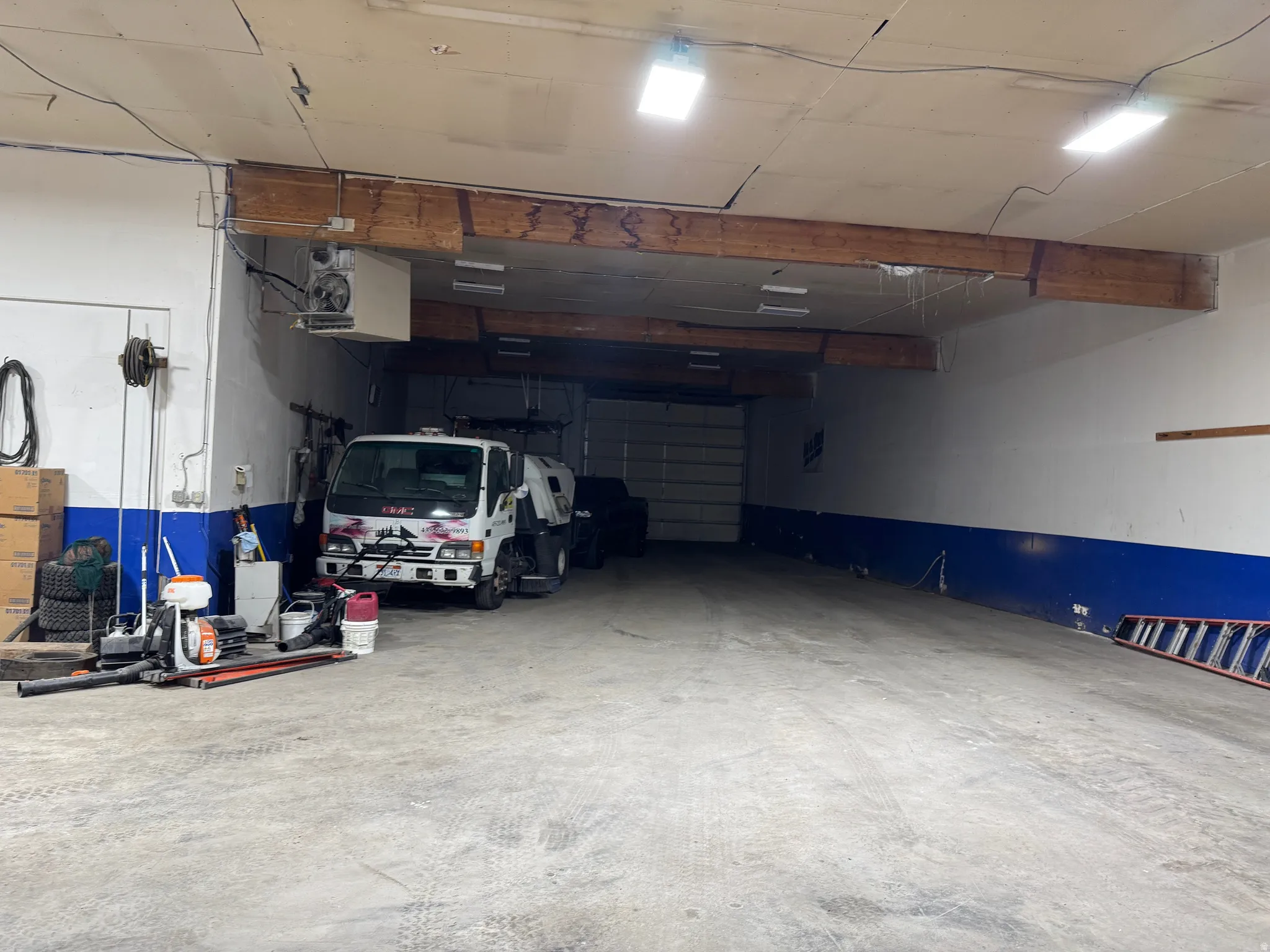 Warehouse with a heating unit