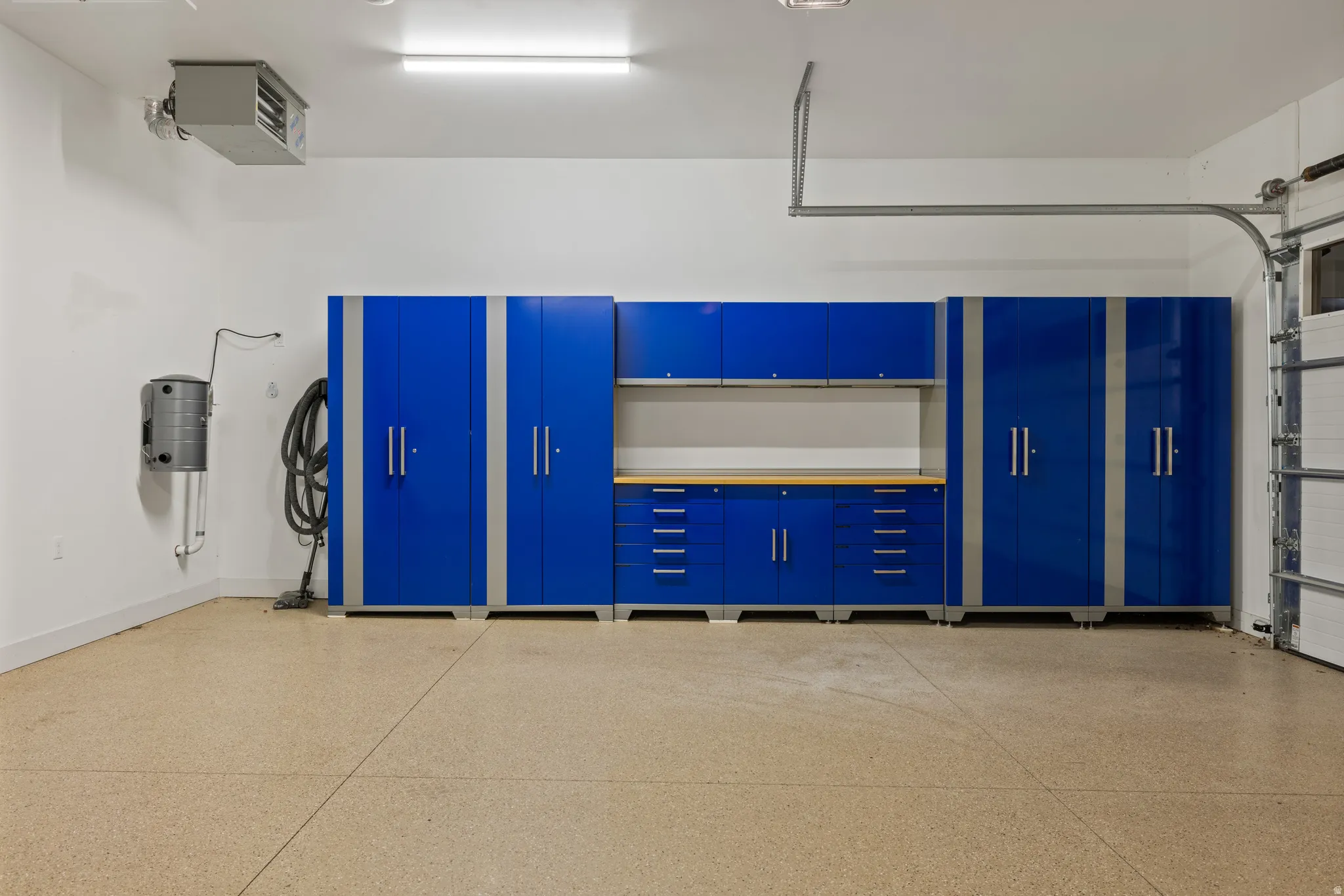Garage with a heating unit and baseboards
