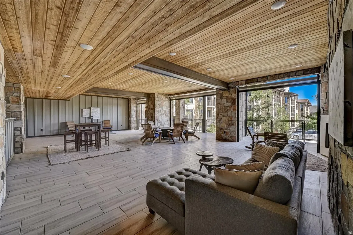 Sunroom with healthy amount of natural light