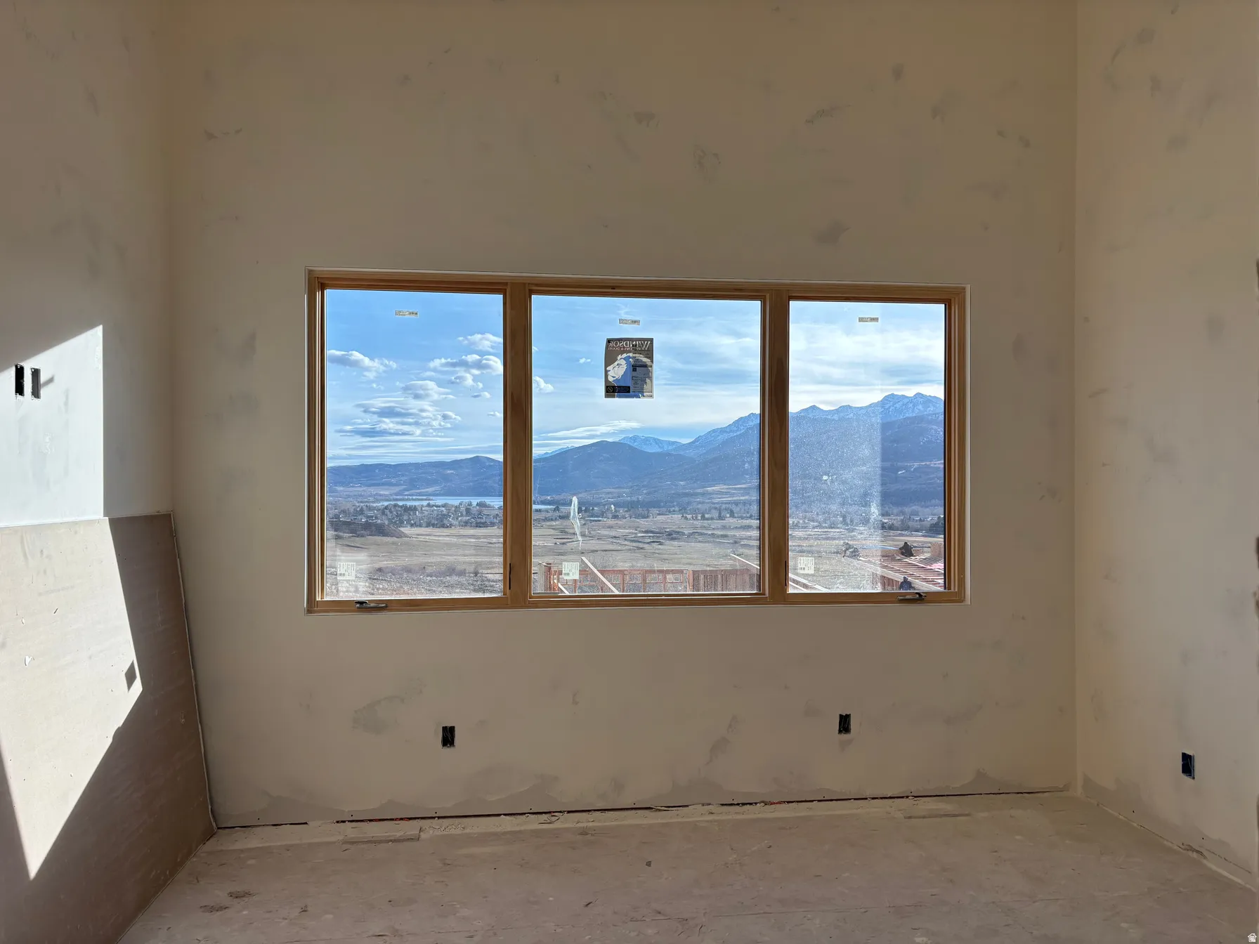 Unfurnished room with a mountain view