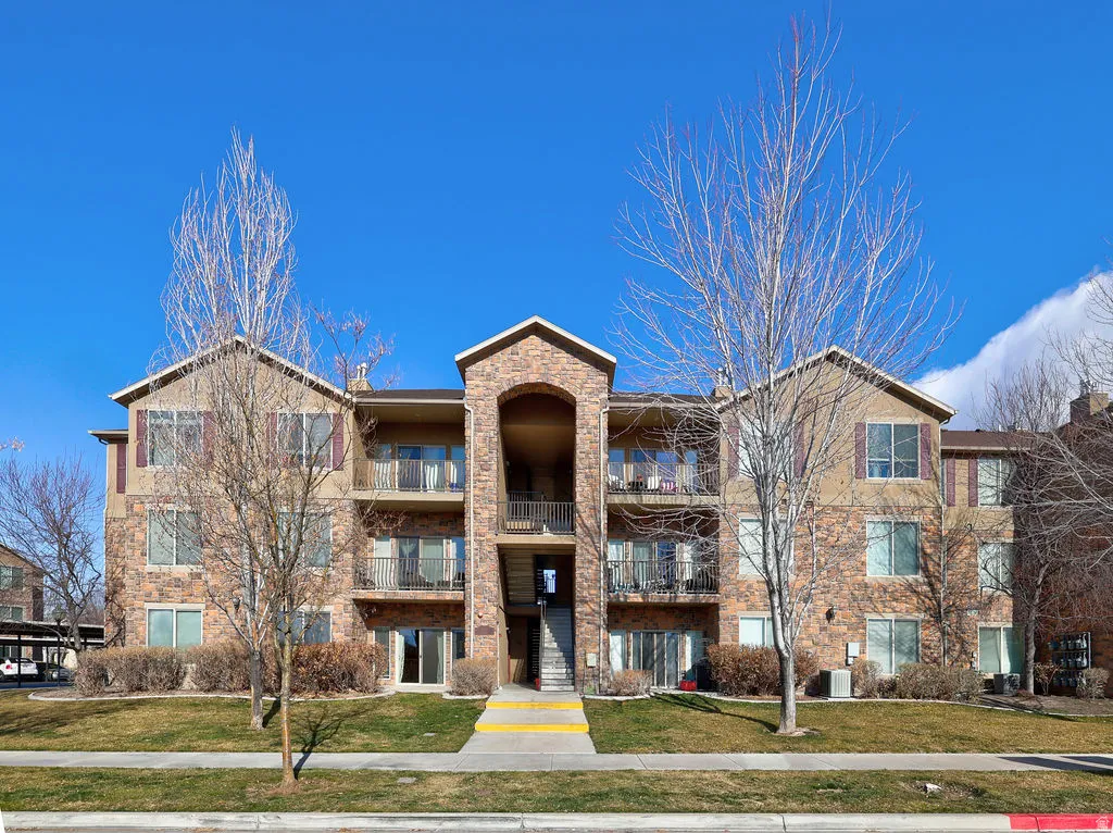 View of apartment building / complex