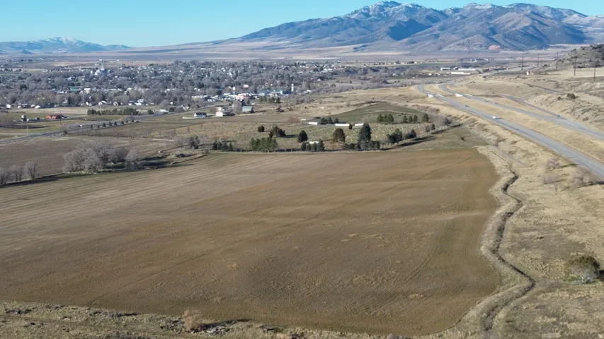 Aerial view of property's location featuring mountains and rural landscape