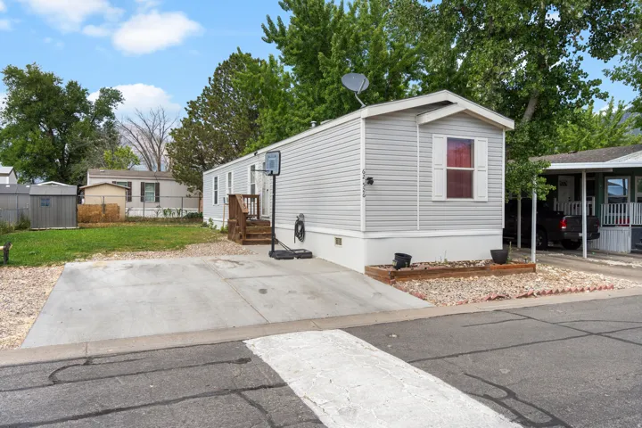 Manufactured / mobile home featuring crawl space