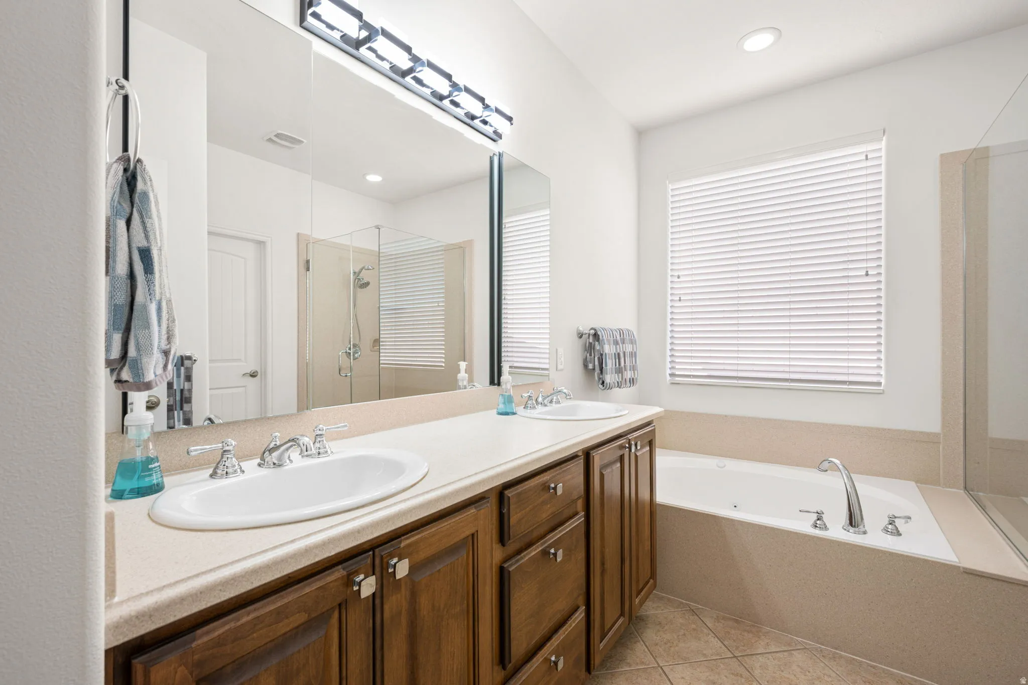 Primary ensuite bathroom with double sinks