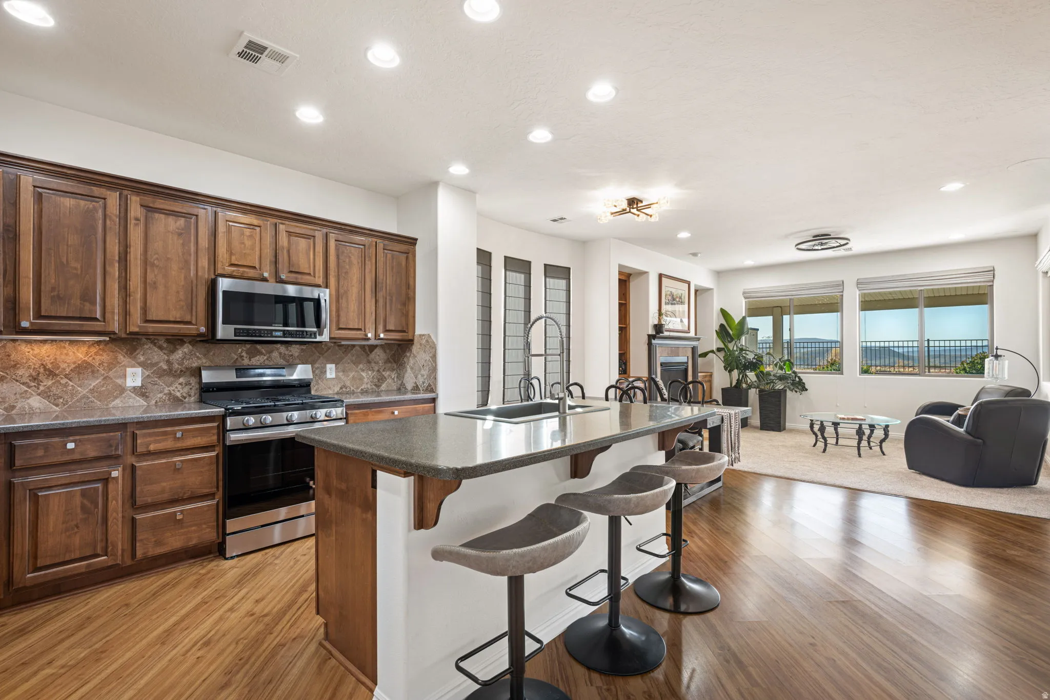 Kitchen with breakfast bar/stainless appliances
