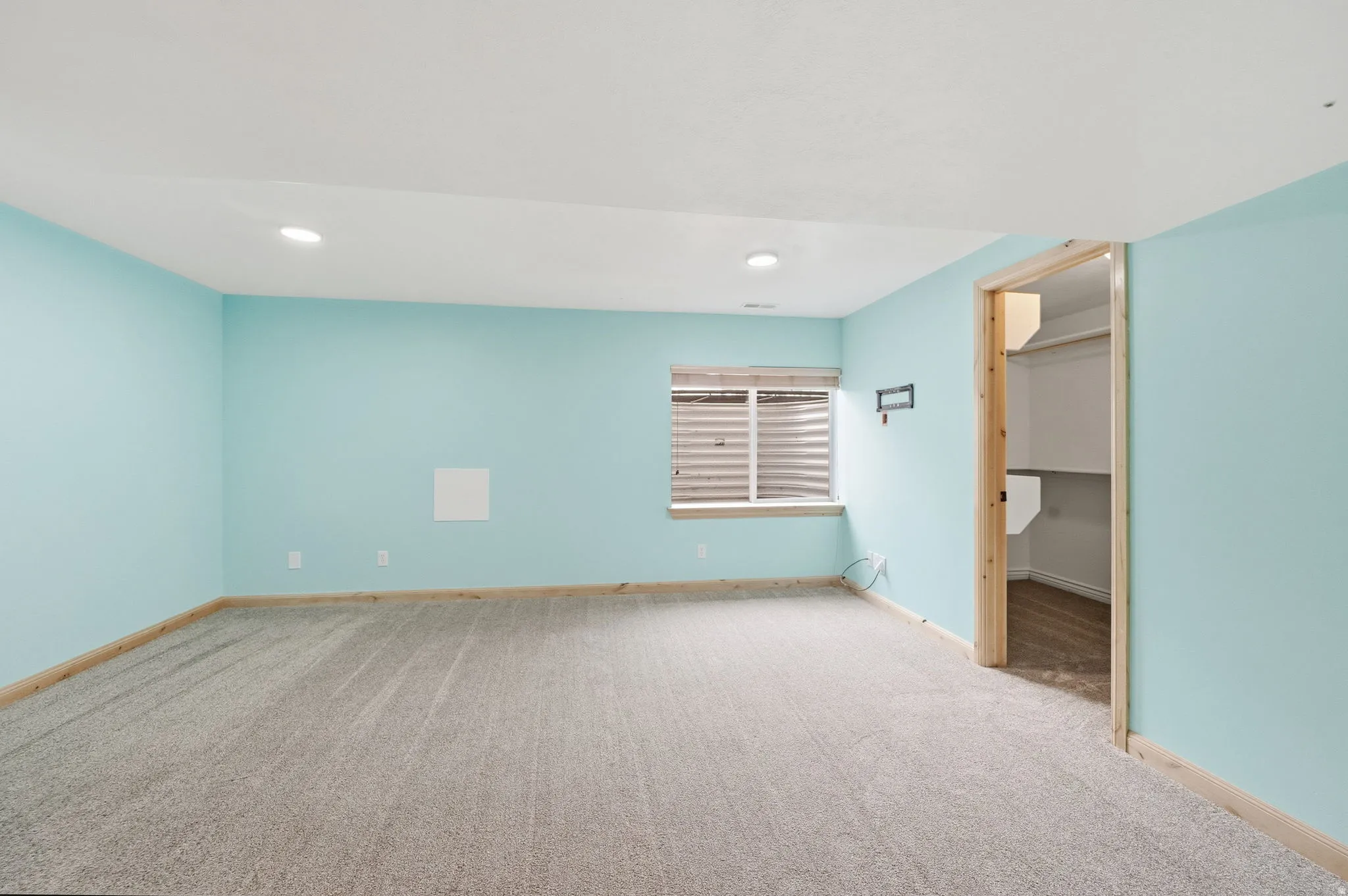 Carpeted empty room with baseboards and recessed lighting