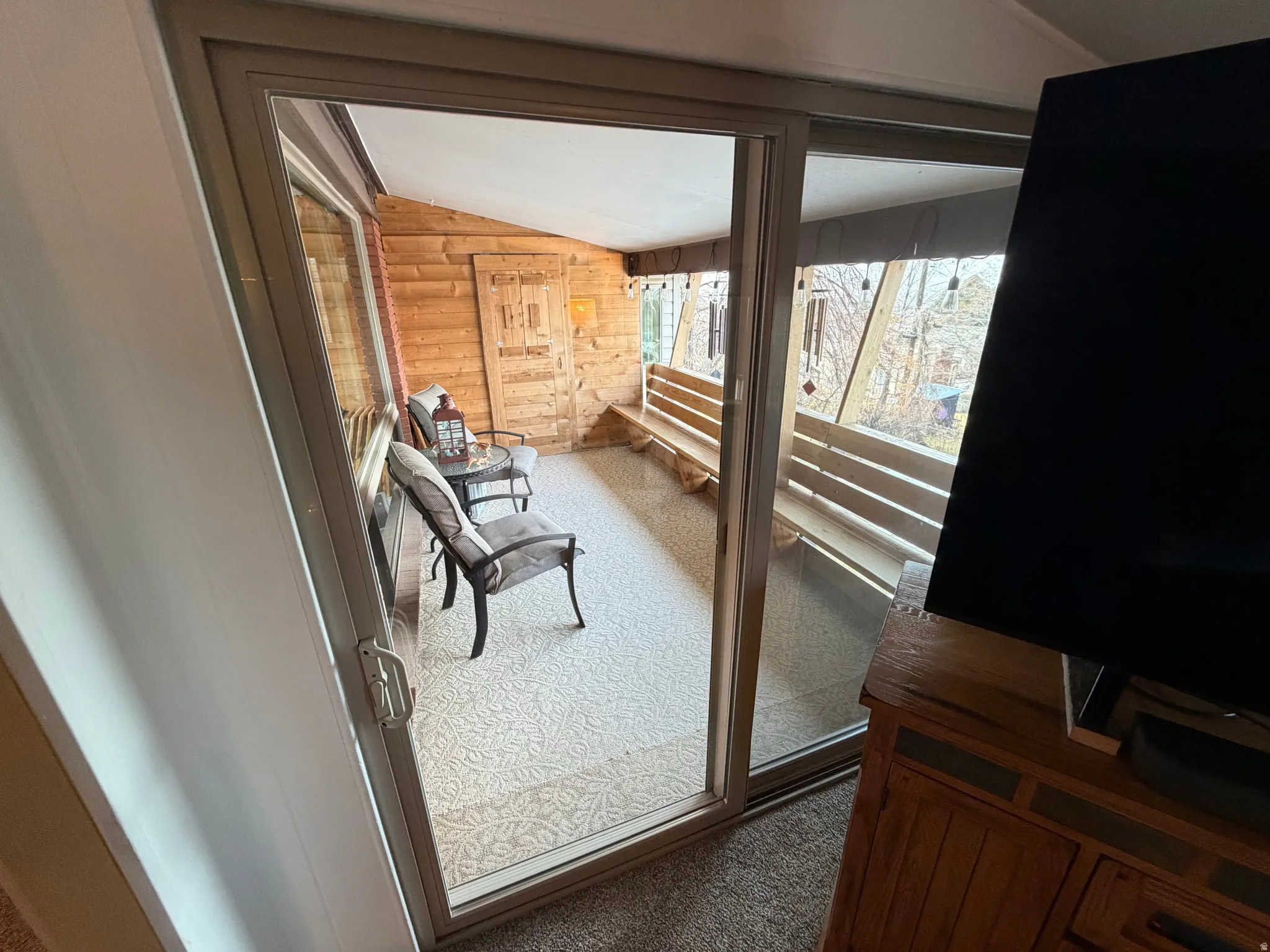 Sunroom / solarium with lofted ceiling