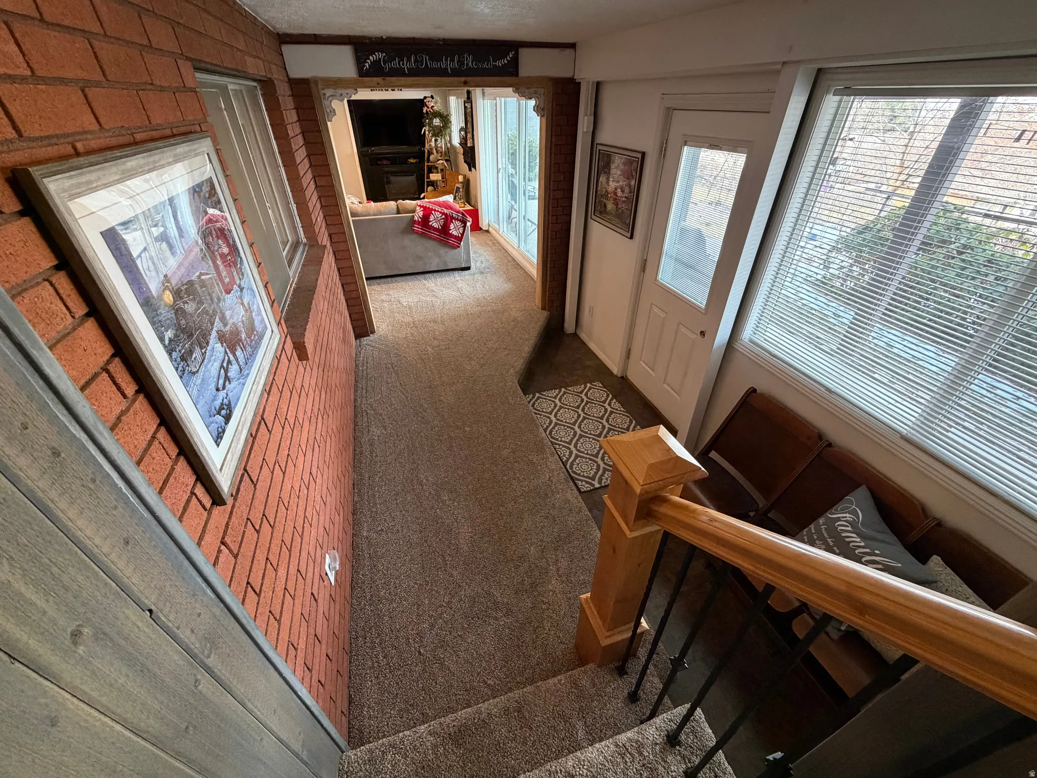 Foyer featuring carpet