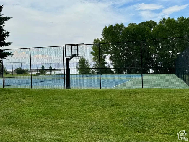 Harbor Village Basketball, Pickleball, and Tennis courts
