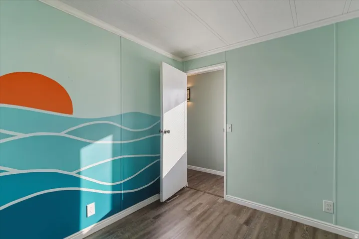 The ideal secondary bedroom for guests, a nursery, or a creative studio. It’s a cozy, functional space that adapts to your lifestyle needs.