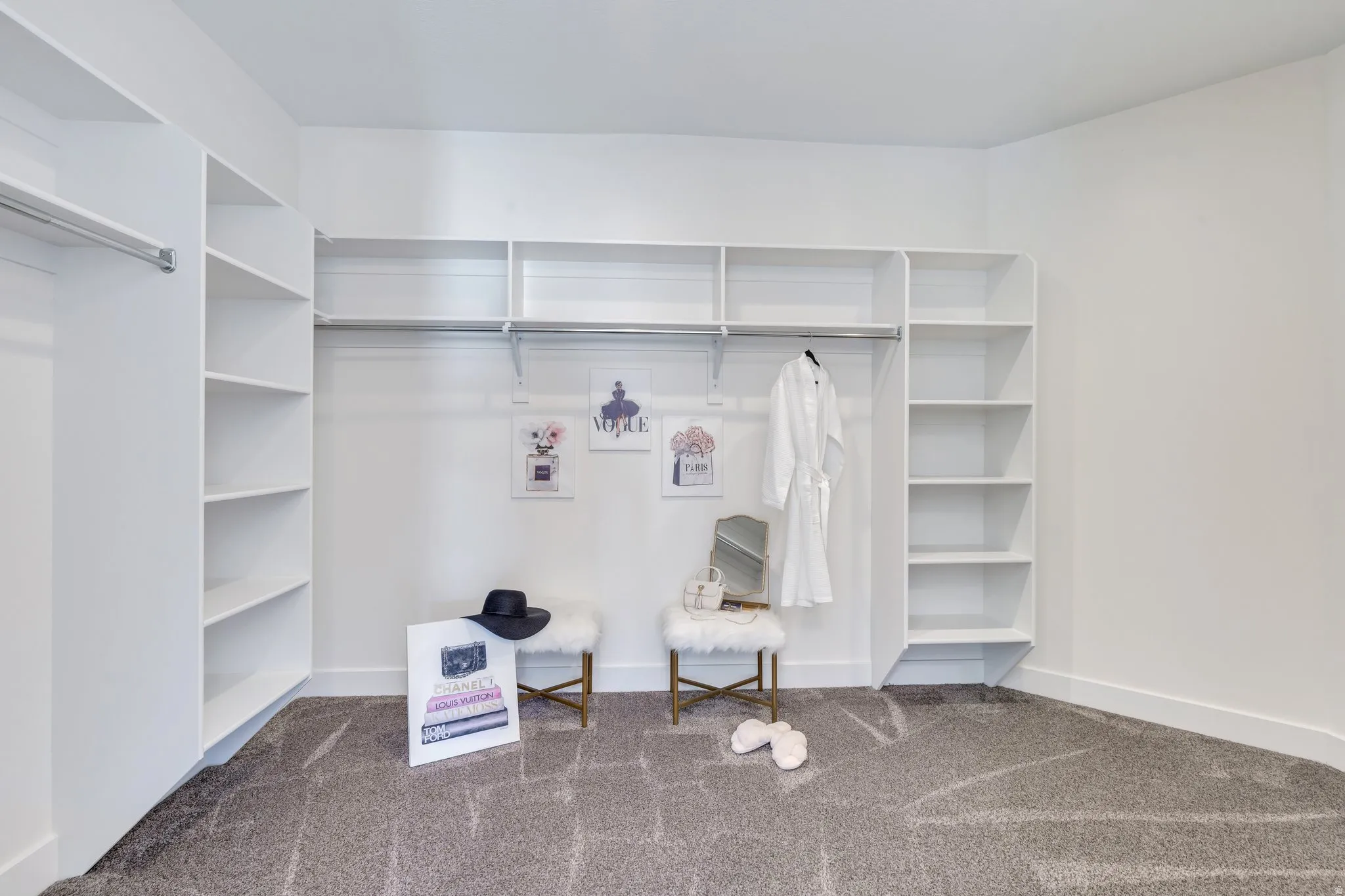 Walk in closet featuring carpet