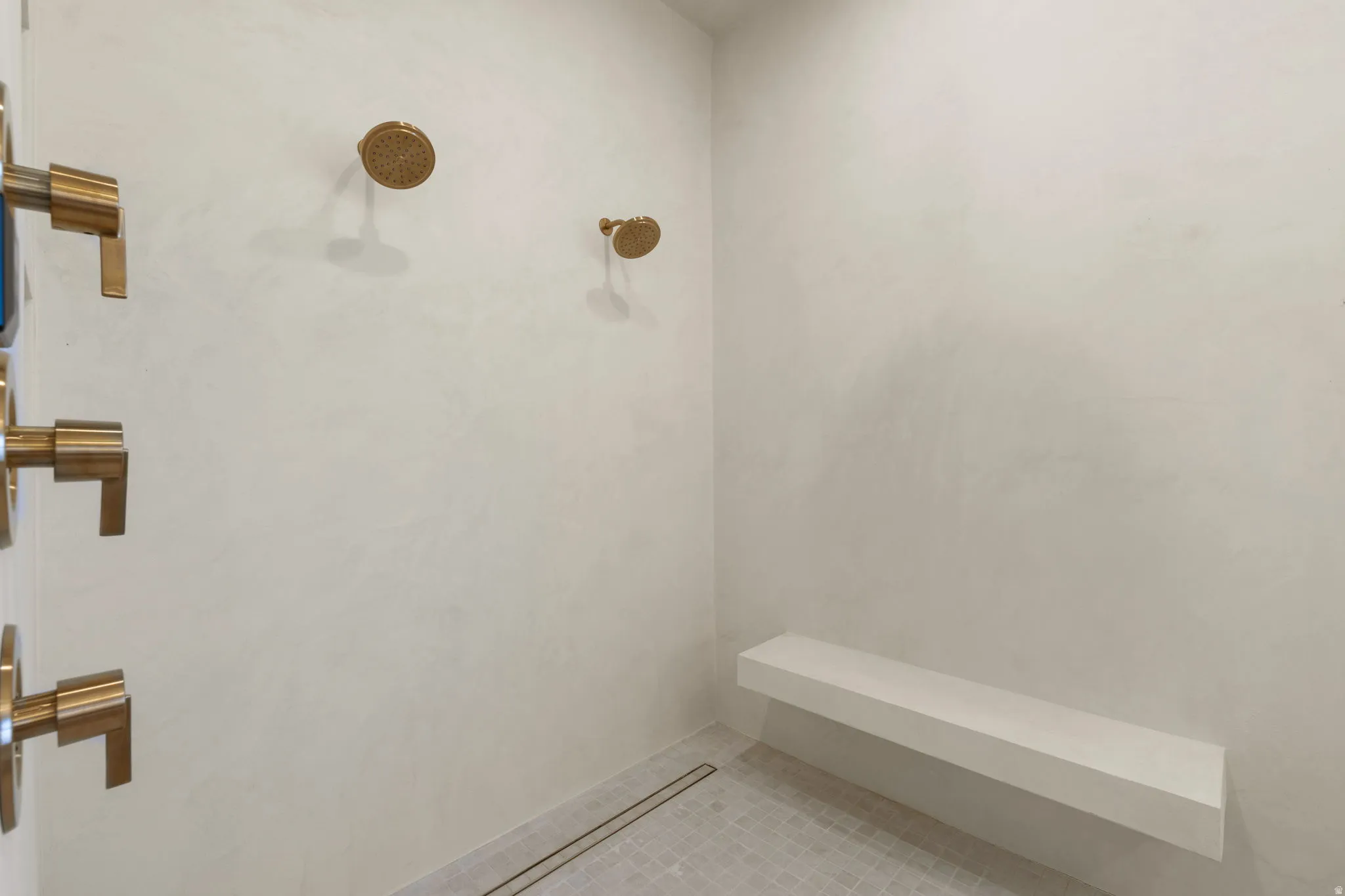Steam shower with bench, 2 shower heads, rain head with Tadelackt plaster walls
