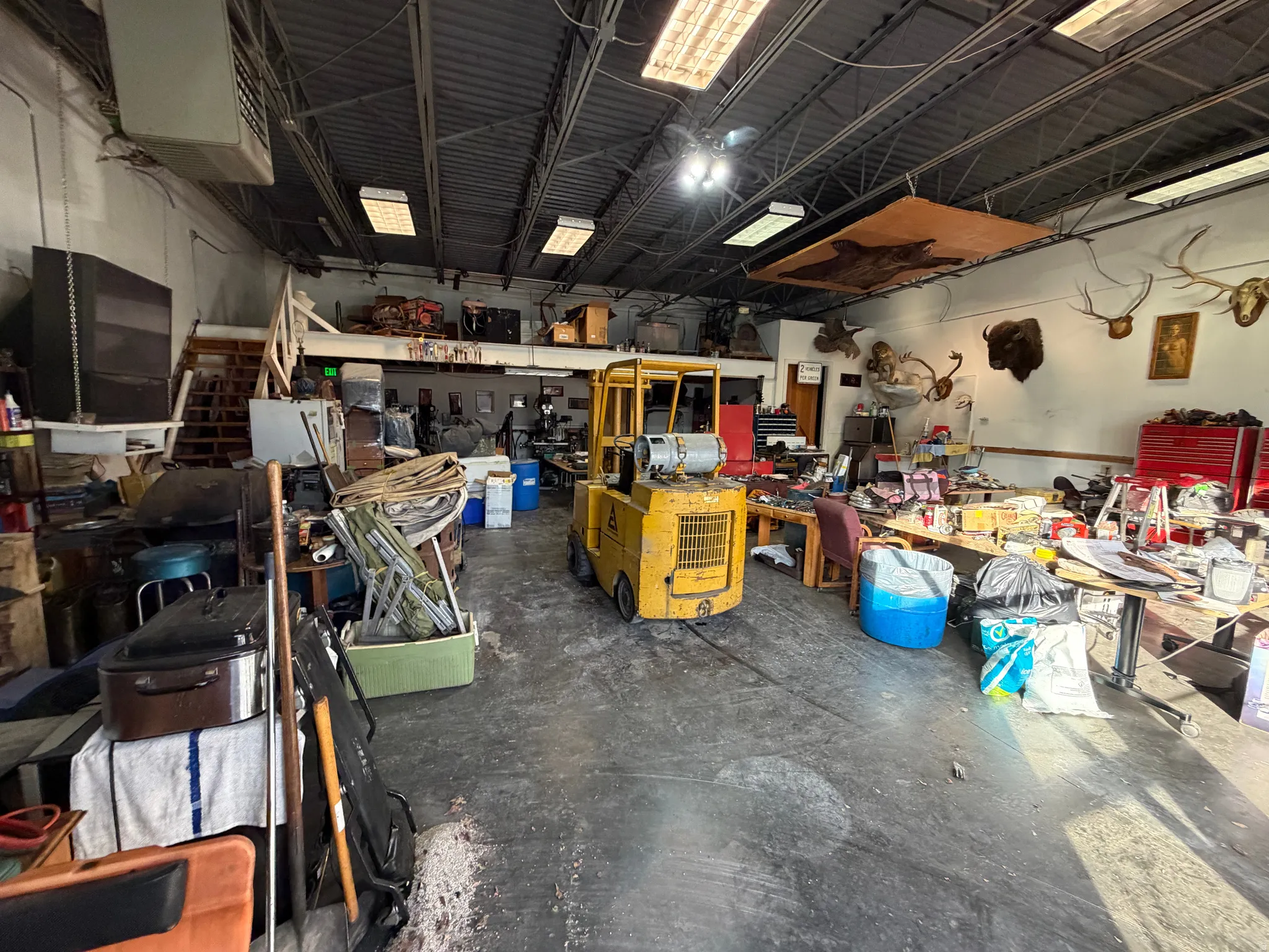 Miscellaneous room with a heating unit and a workshop area