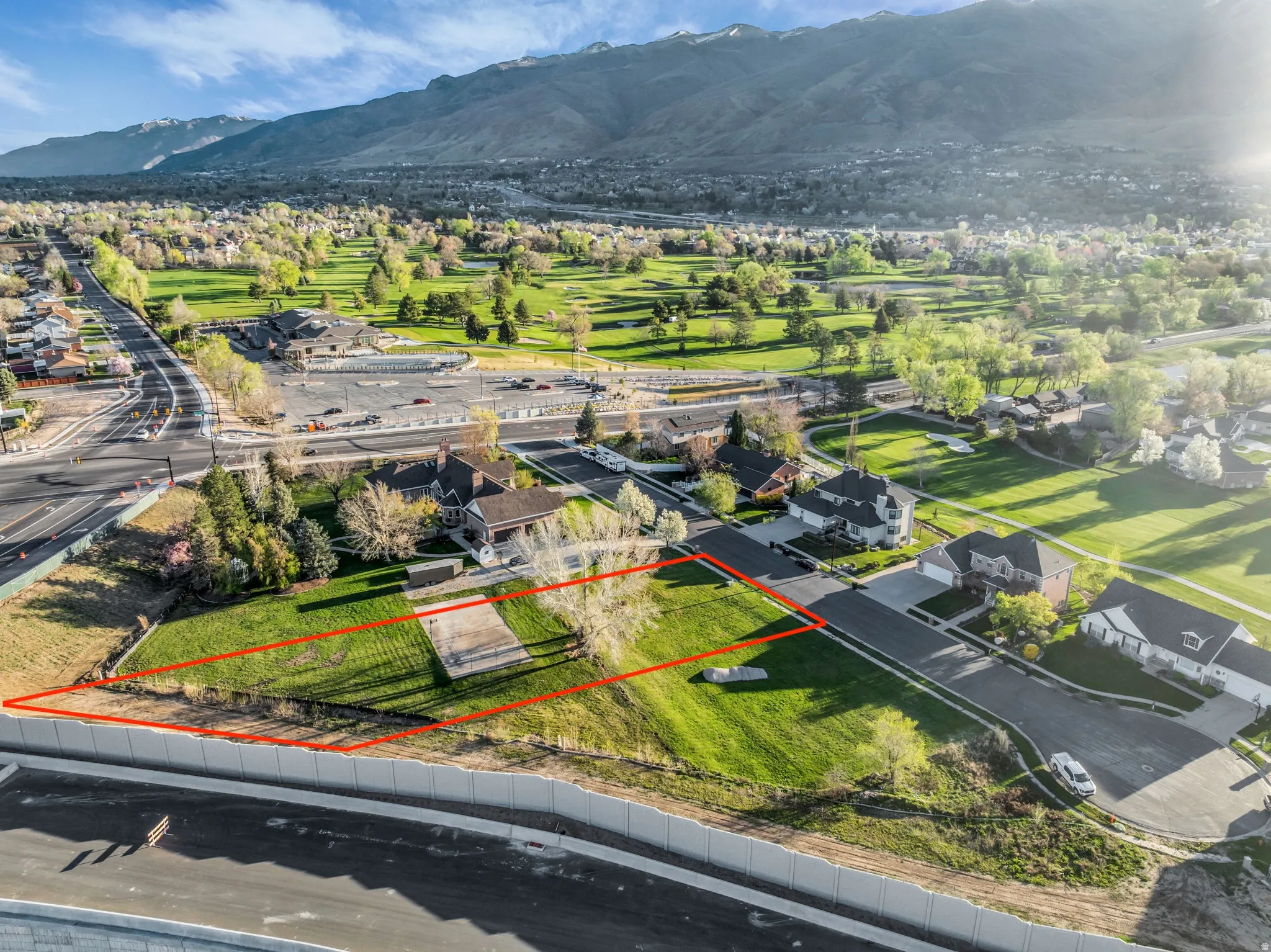 Aerial view of residential area featuring property parcel outlined and mountains