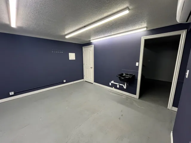 Unfurnished room featuring concrete floors and a textured ceiling