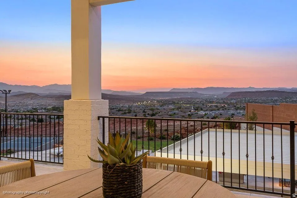 Balcony featuring a mountain view