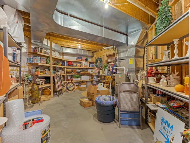 Storage area with heating unit