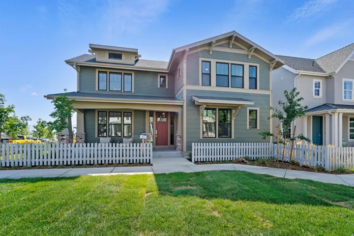 View of front facade with a fenced front yard and covered porch