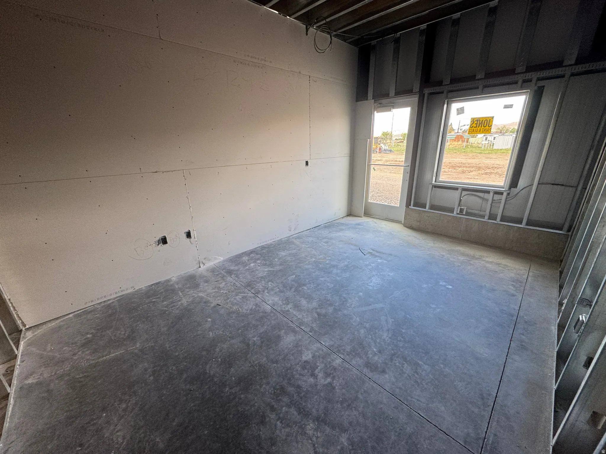 Unfurnished room featuring concrete flooring