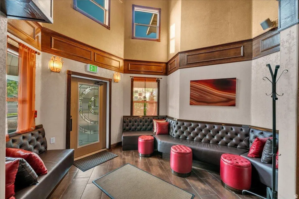 Building lobby with a high ceiling